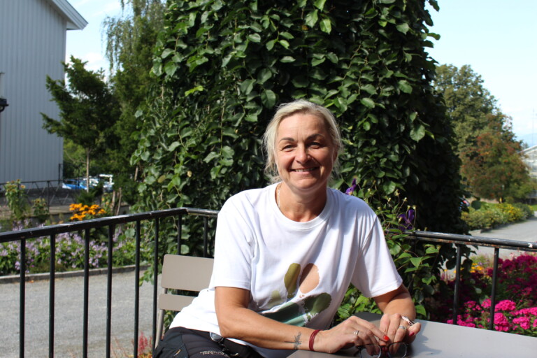 Dame med lyst hår og hvit t-skjorte