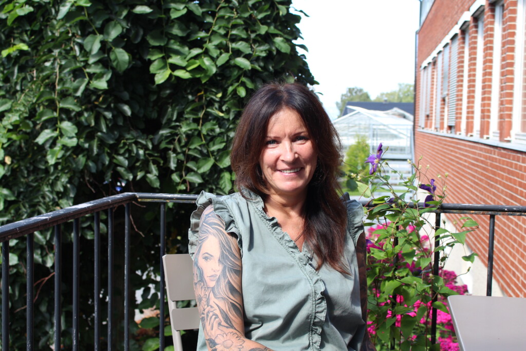 Mørkhåret dame med tatovering på armen