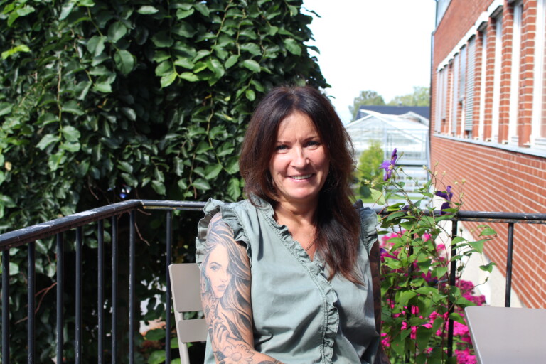 Mørkhåret dame med tatovering på armen
