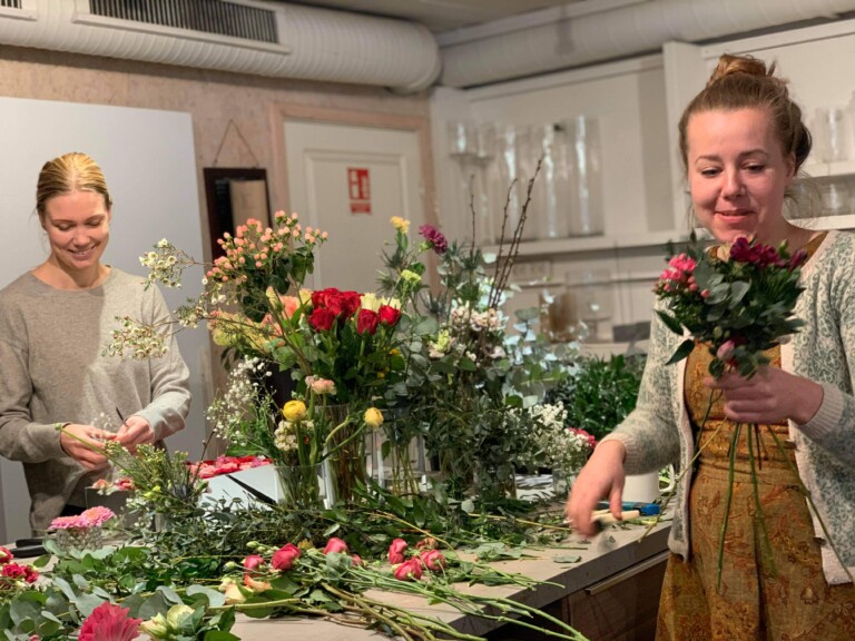 To blomsterdekoratører på arbeid