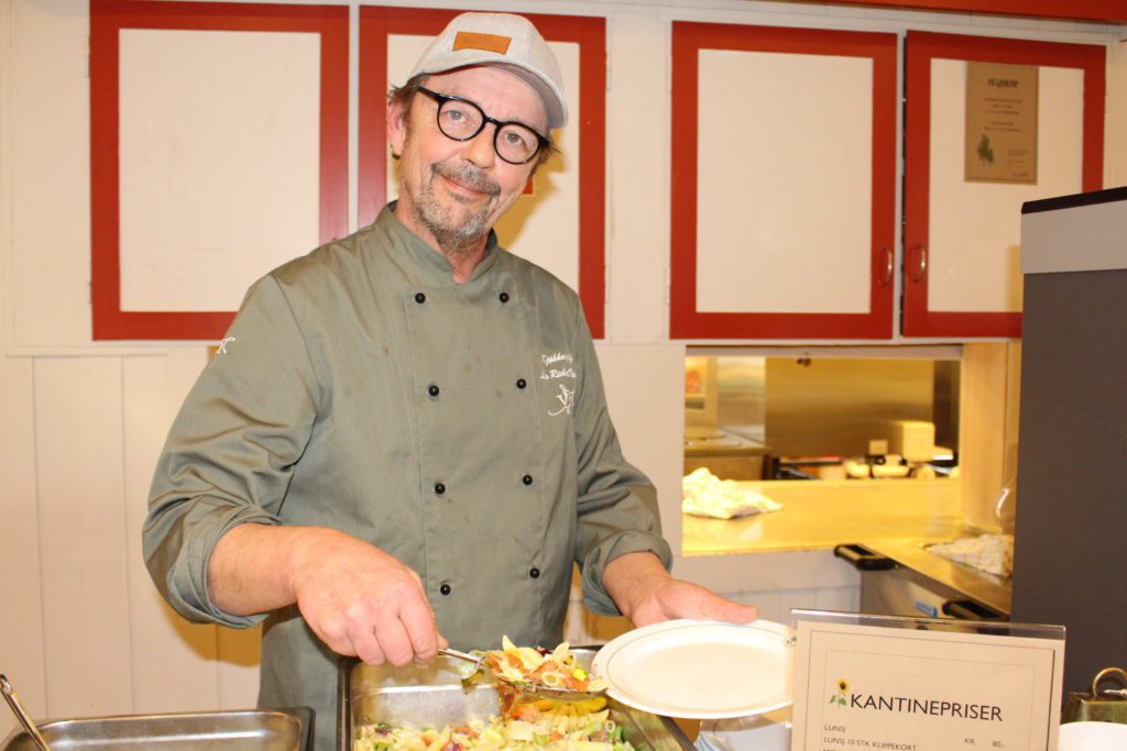 Lars Richard Olsen serverer mat til studenter på Norge sgrønne fagskole - Vea