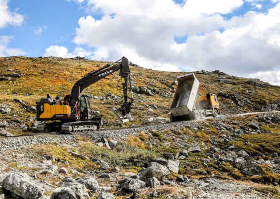 Dambygging 4. Gravemaskin,dumper. Foto Runar Daler, Anelggsmaskinen