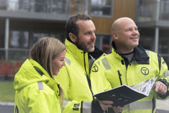 Tre personer i gult arbeidstøy