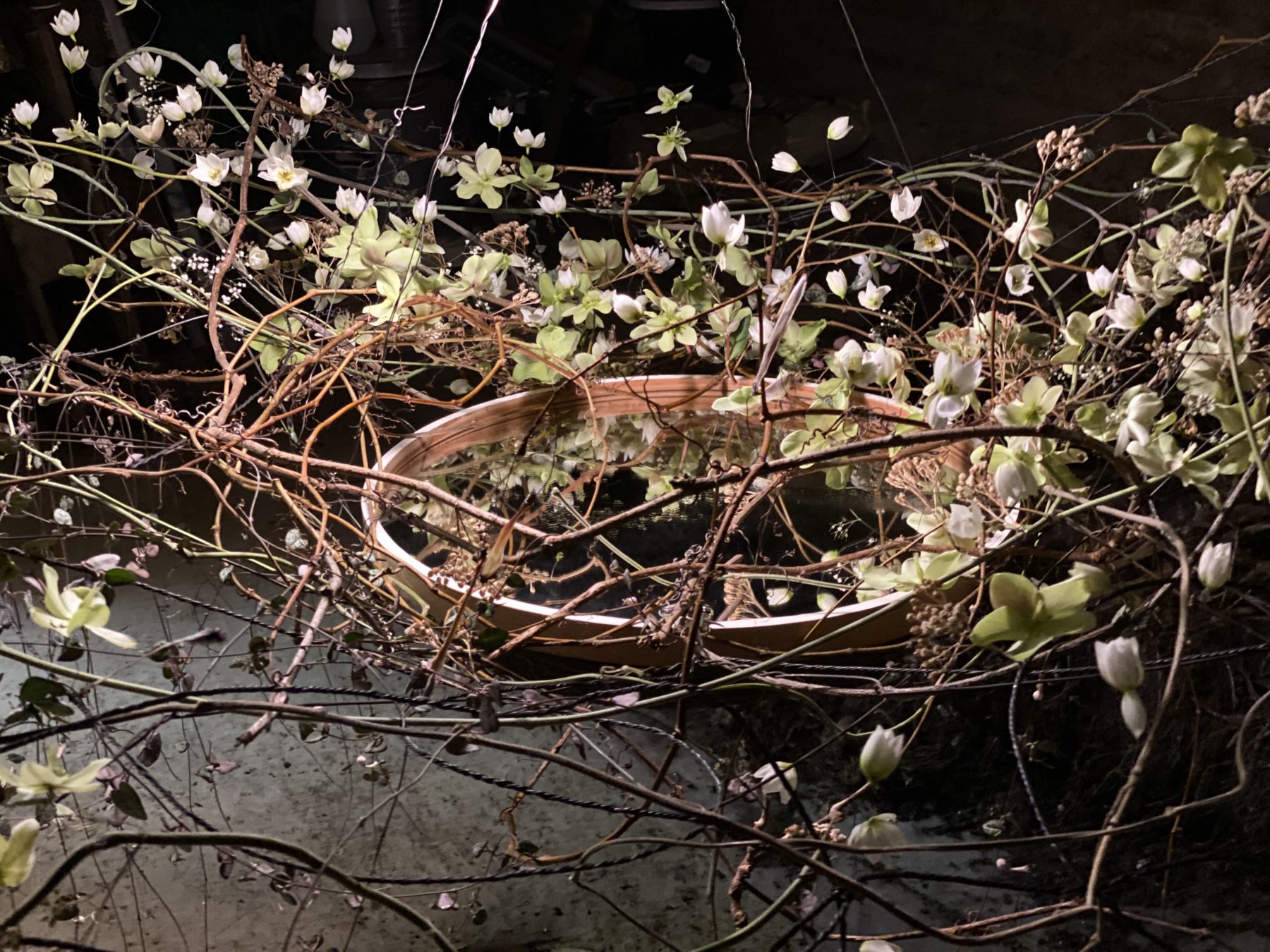 Arrangement med greiner og blomster i et svevende uttrykk