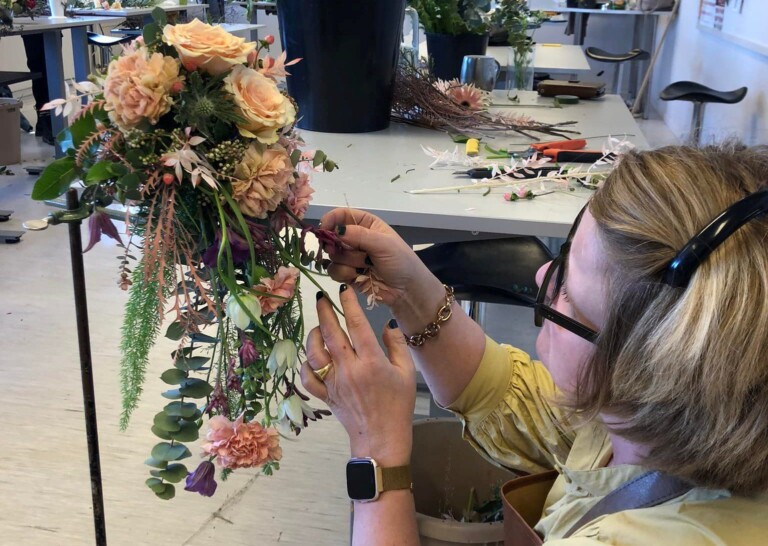 Blomsterdekoratør lager brudebukett