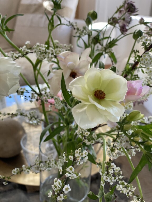 Foto av blomsterbukett i lyse farger