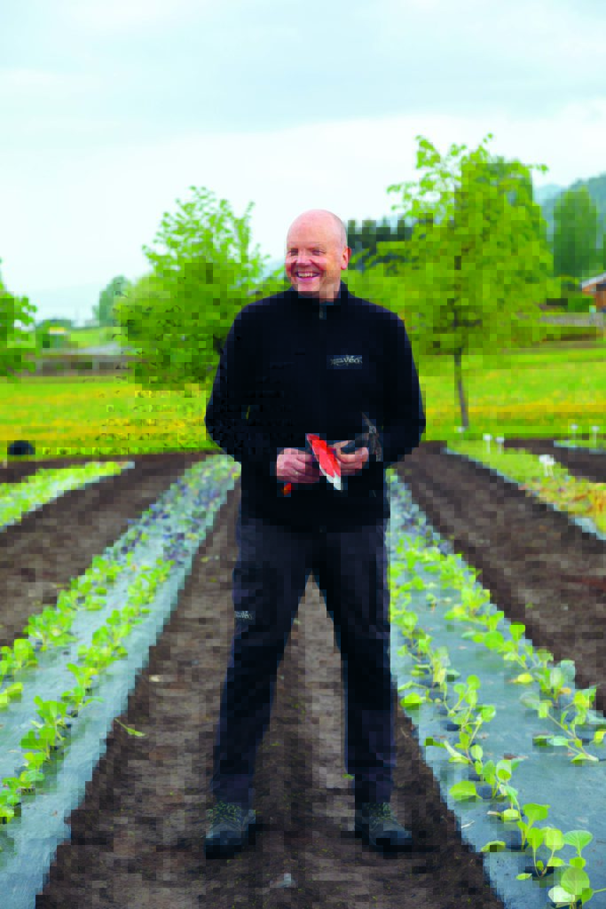 Foto av gartner Per Spangen i åkeren