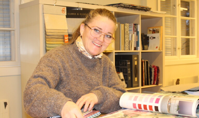 Anne Bøklep viser stoff- og fargeprøver