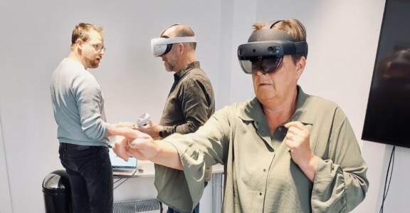 Personer som prøver VR- og AR-briller