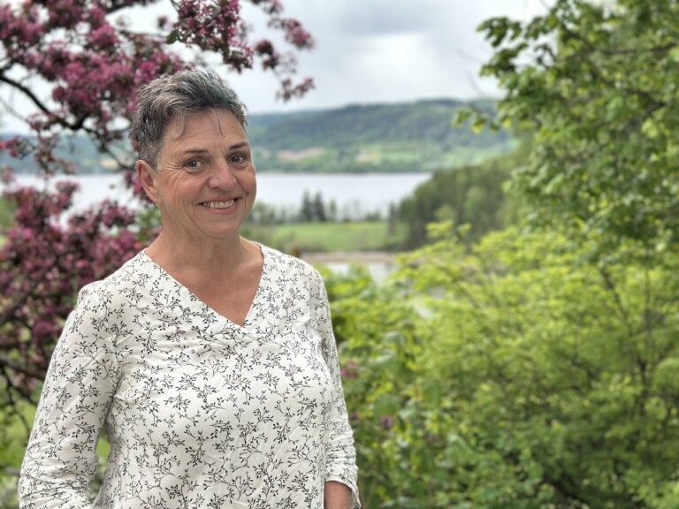 Dame med kort hår som er avbildet ute på Norges grønne fagskole - Vea