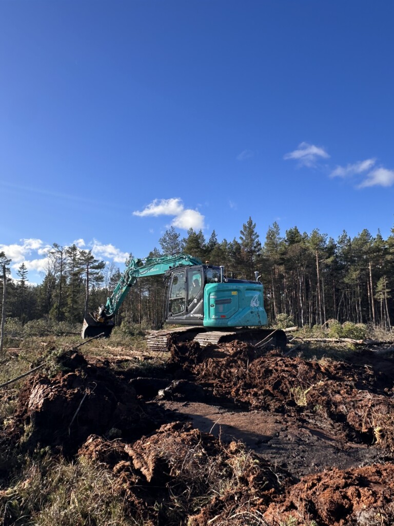 Gravemaskin i myr