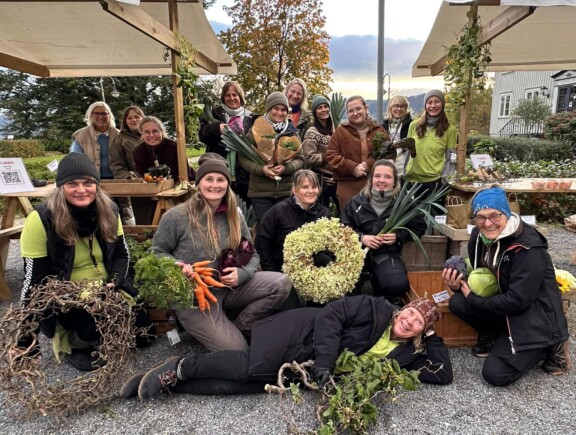 Gartnere og blomsterdekoratører er klare for markedsdag på Vea