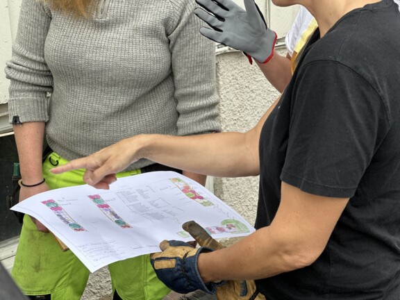 Person som holder en hageplan i hånda