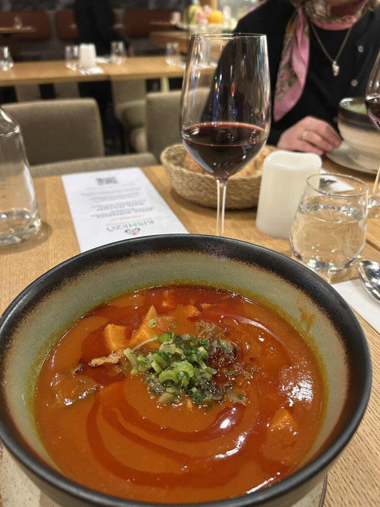 Suppeskål i keramikk med ungarsk gulasjsuppe