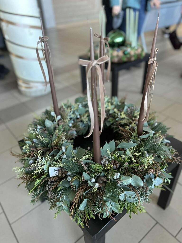 Adventskrans laget av vintergrønt med grå/lilla lys