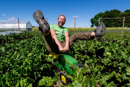 Erik-Andrè Hvidsten på leketraktor i åkeren