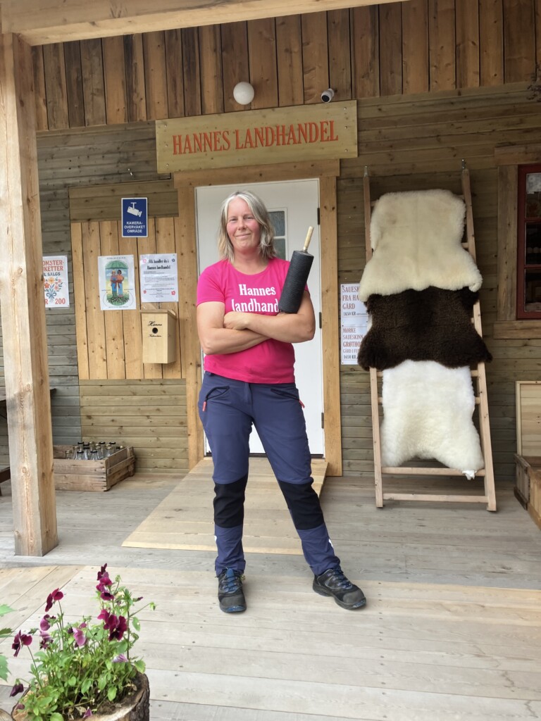Hanne Guåker foran Hannes landhandel