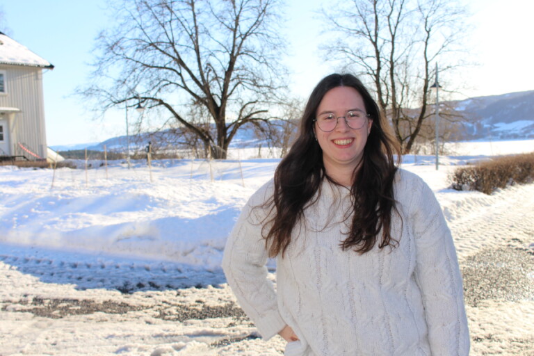 Jente med langt mørkt hår fotografert ute på vinteren