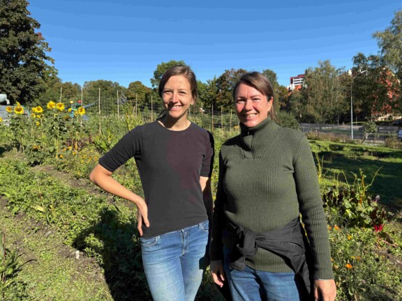 To damer i skolehagen i Oslo