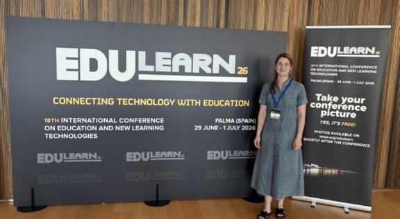 Ung kvinne foran plakat for konferansen EDUlearn