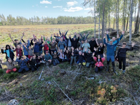 50 personer samlet ute på mya