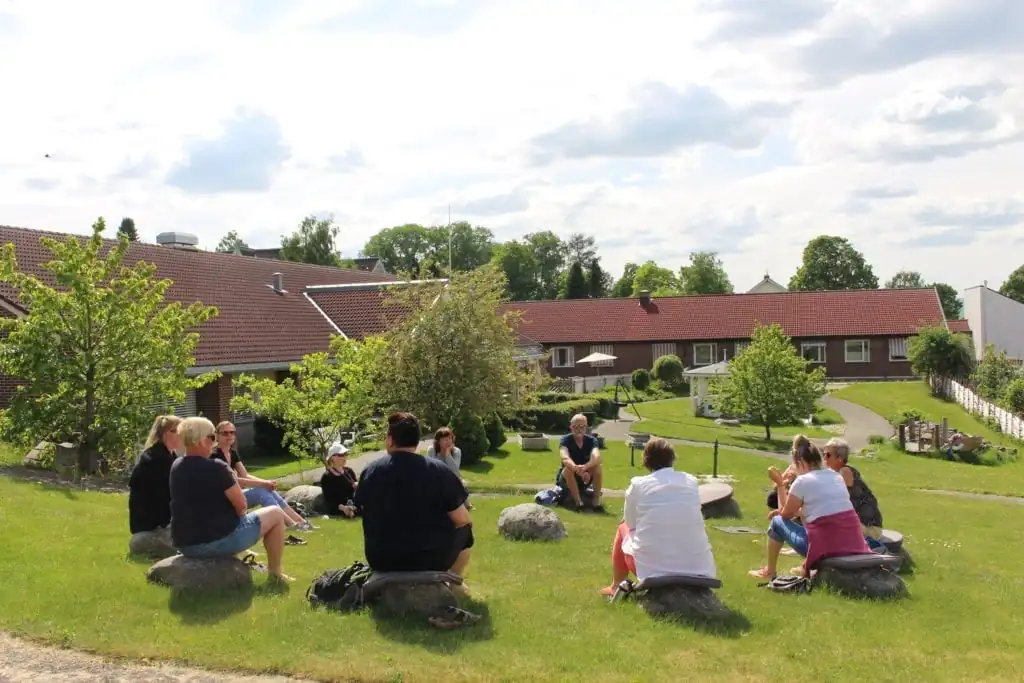 Fagskolestudentene på Grønn helse er samlet i "Klokka" som ligger i sansehagen på Sundheimen.