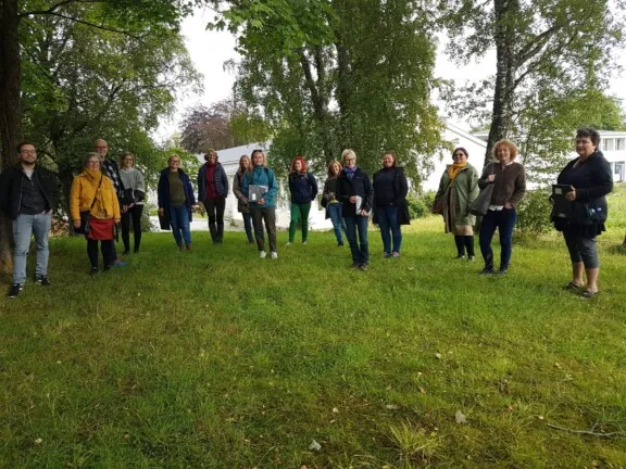 Hageplanleggingsklassen på gravhaugen på Mære Landbruksskole