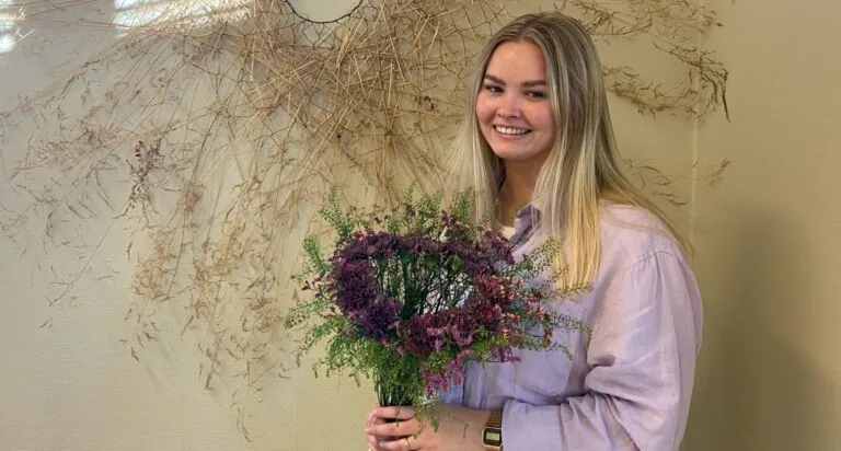 Jente med blomsterbukett