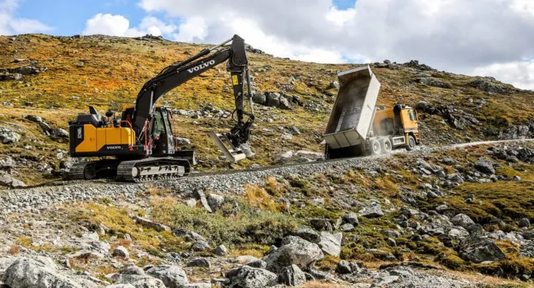 Dambygging 4. Gravemaskin,dumper. Foto Runar Daler, Anelggsmaskinen