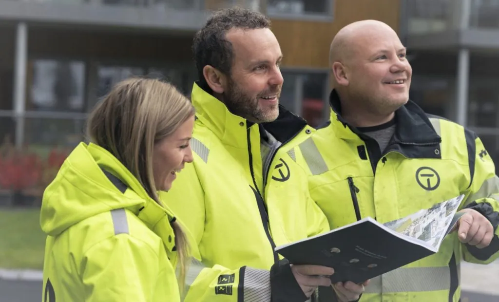 Tre personer i gult arbeidstøy