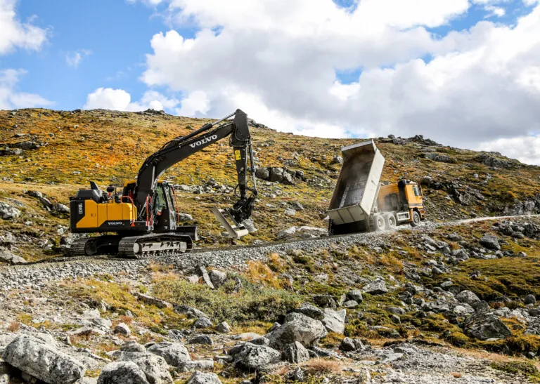 Gravemaskin og lastebil med tipp