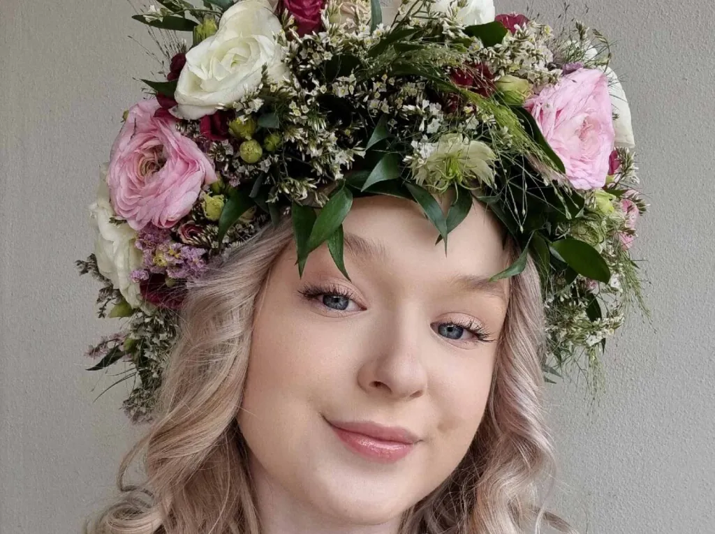 Erika med blomsterkrans på hodet
