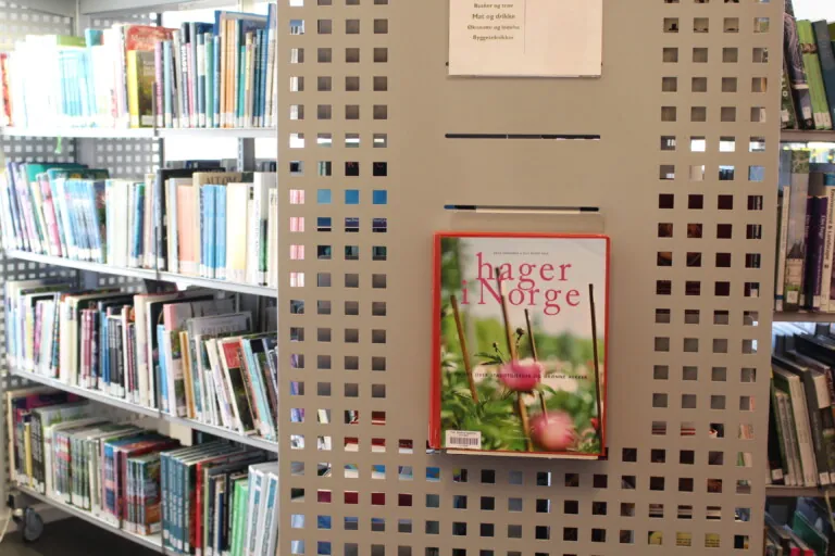 Bok og bokhyller med bøker i biblioteket på Norges grønne fagskole - Vea