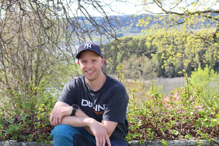Mann med t-skjorte og caps