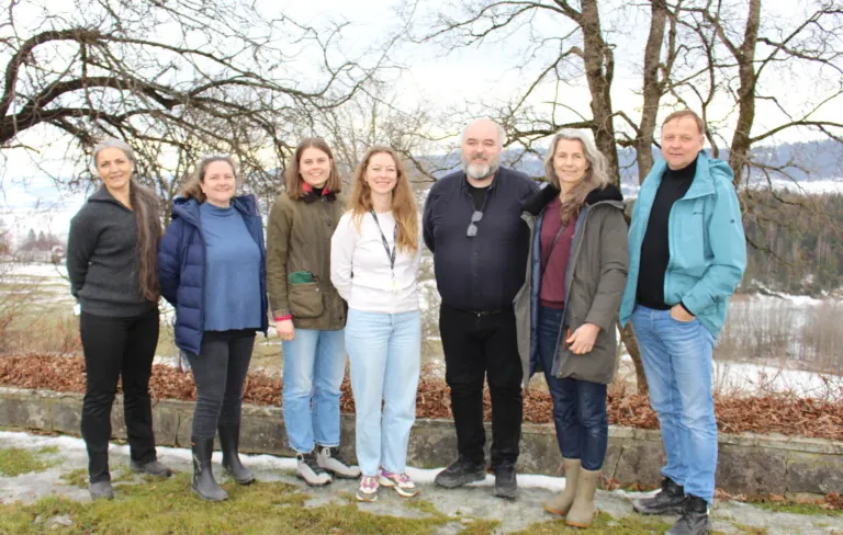 Syv personer som står oppstilt ute på Norges grønne fagskole - Vea