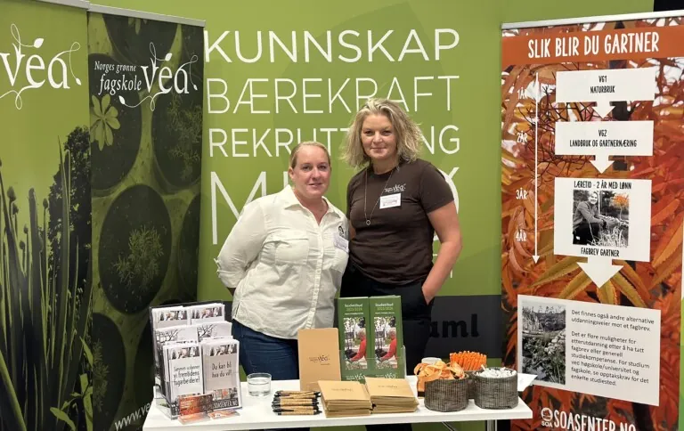 To damer som står på stand på Hagemessen