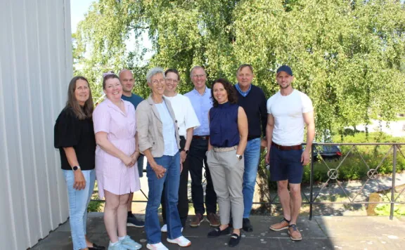 9 personer avbildet ute på Vea