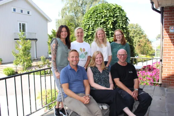 Syv personer samlet for gruppebilde