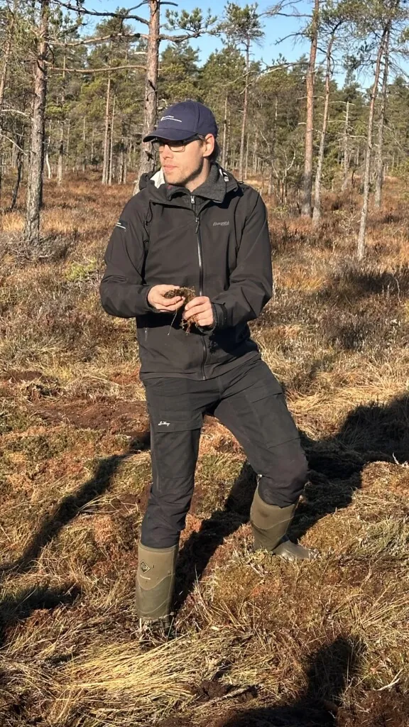 Eirik Walla fra Statsforvalteren forklarer godt og deltajert om myras egenskaper