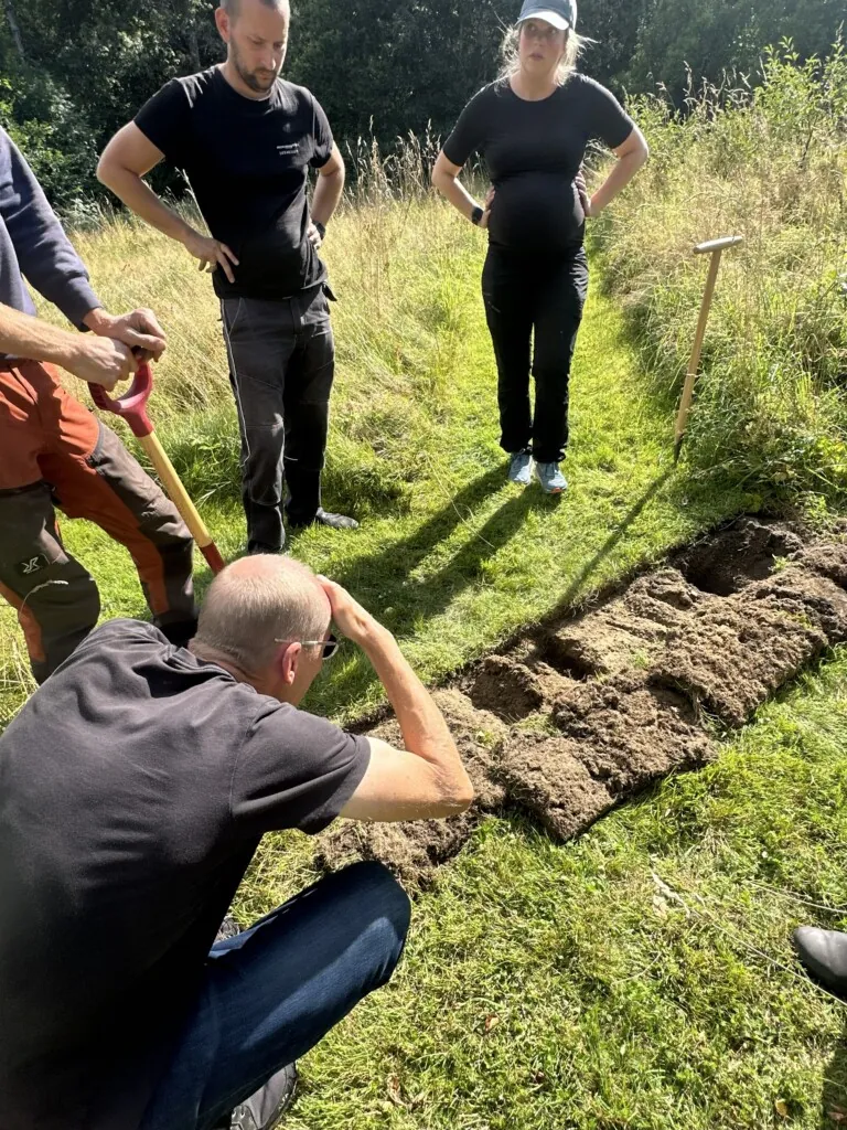 Gartnere som har skåret ut en bit av plen for å se etter tidligere grusganger