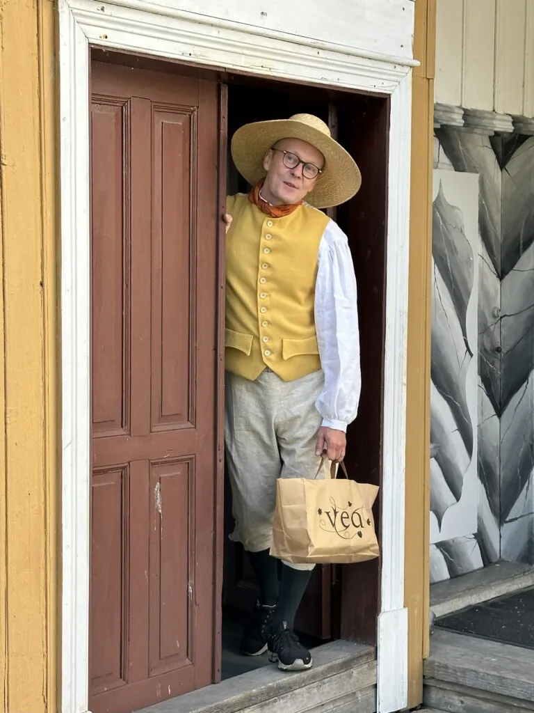 Gartner Kjell Anders Lier kledd i tidsriktige klær for en gartner på 1700-tallet