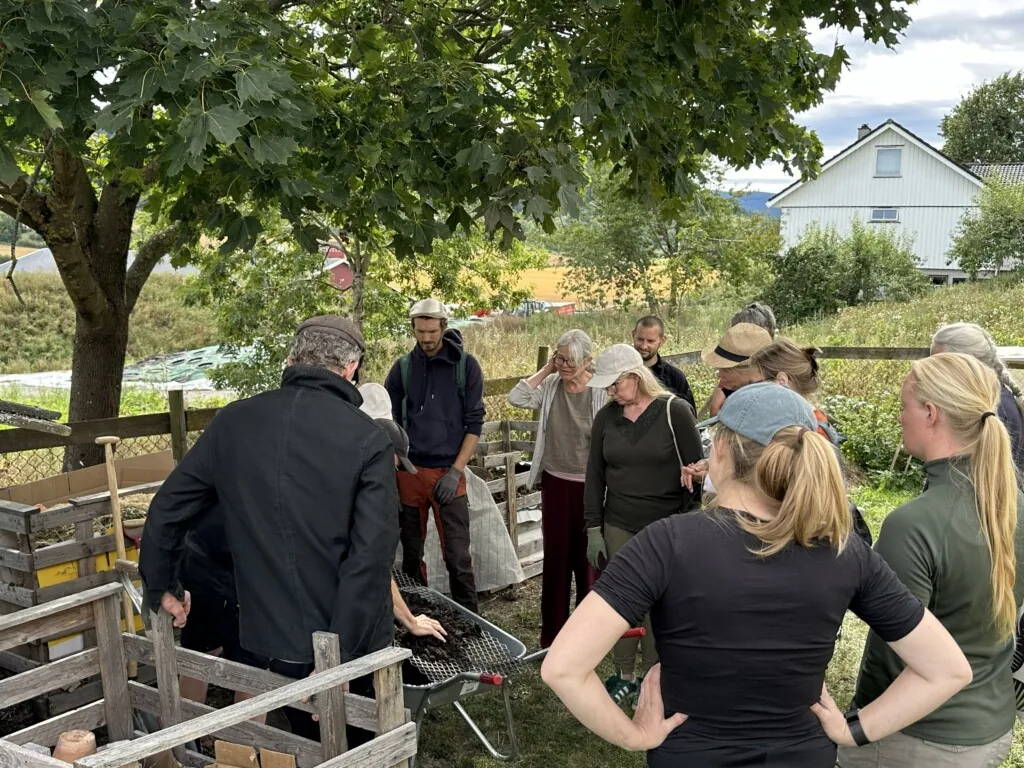 Fagskolestudenter som lærer om kompostering