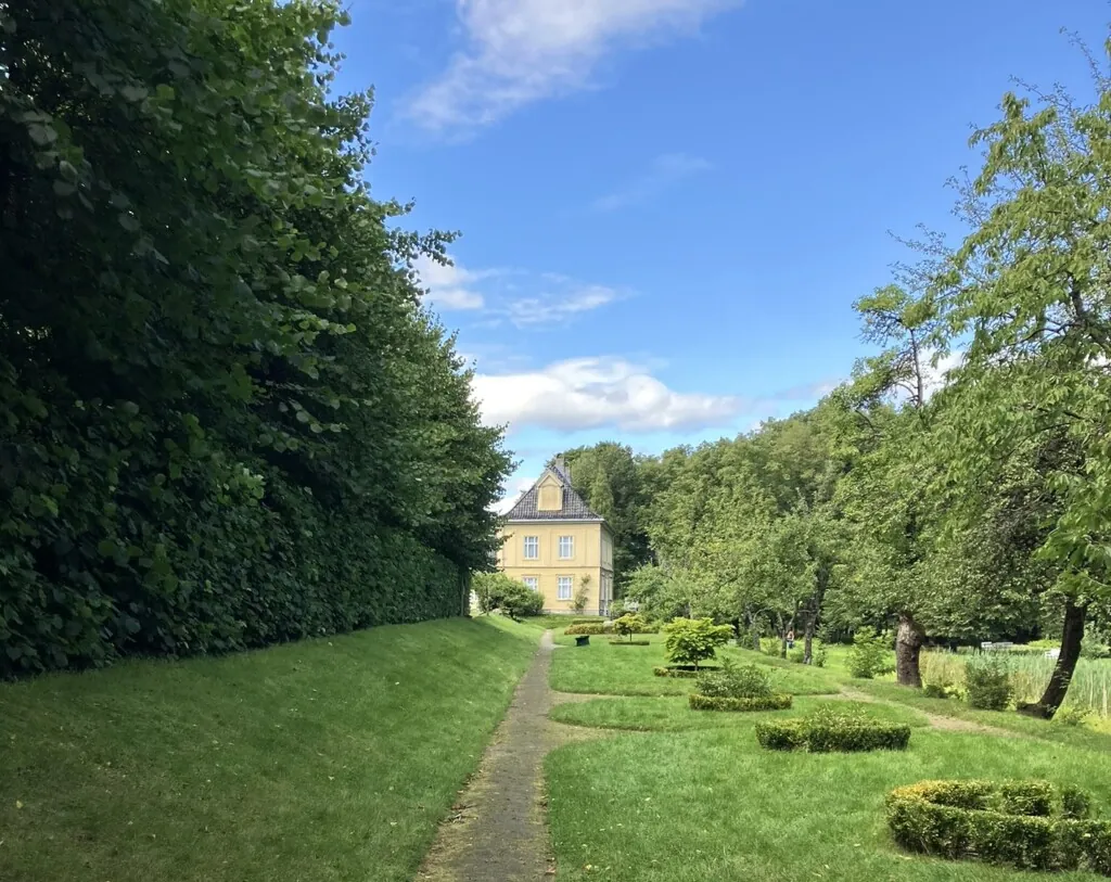 Parkanlegg med et hus i bakkant