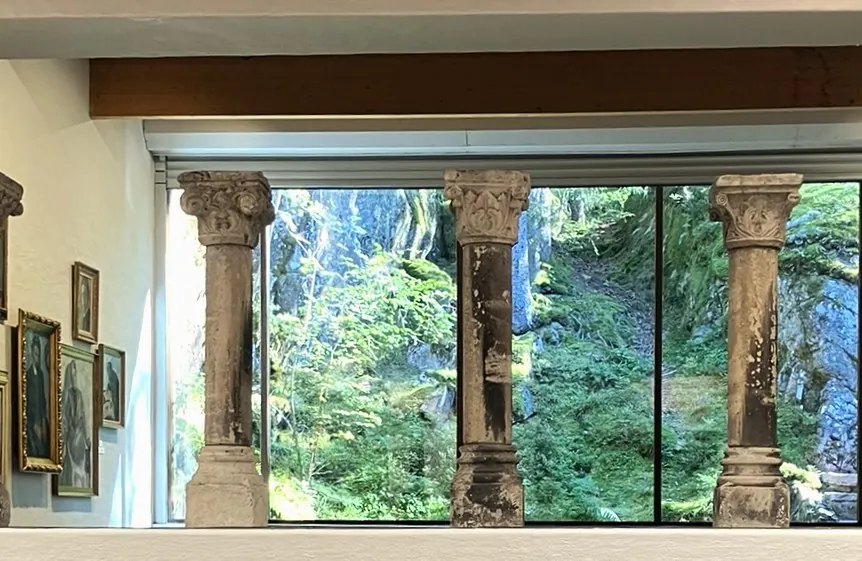 Tre søyler utstilt inne i et museum