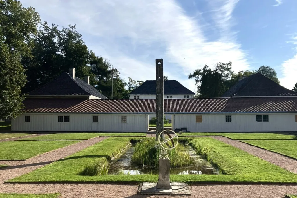 Rektangulært basseng, med plen og singelganger rundt