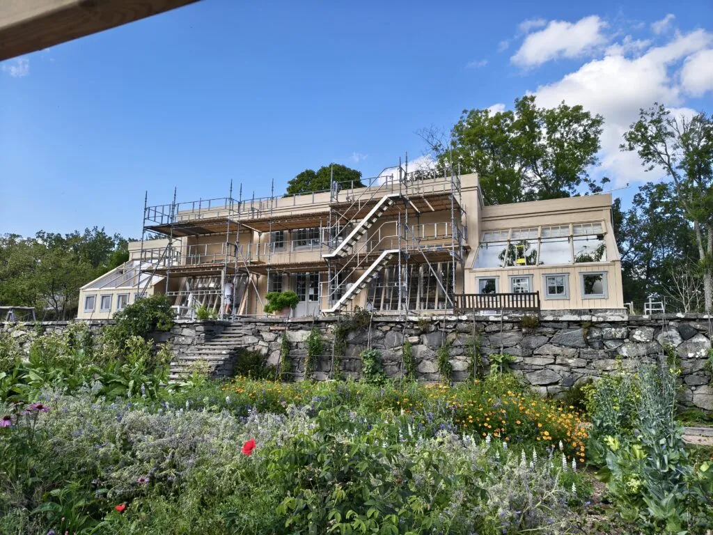 Drivhus under restaurering, der du ser stilaser foran