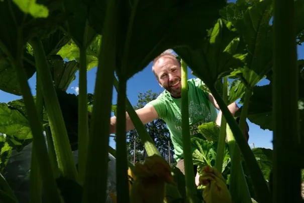 Erik-Andrè Hvidsten i åkeren