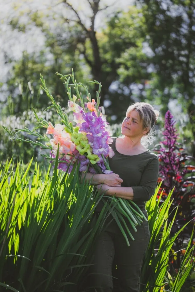 Anja Bruland med favnen full av gladioler