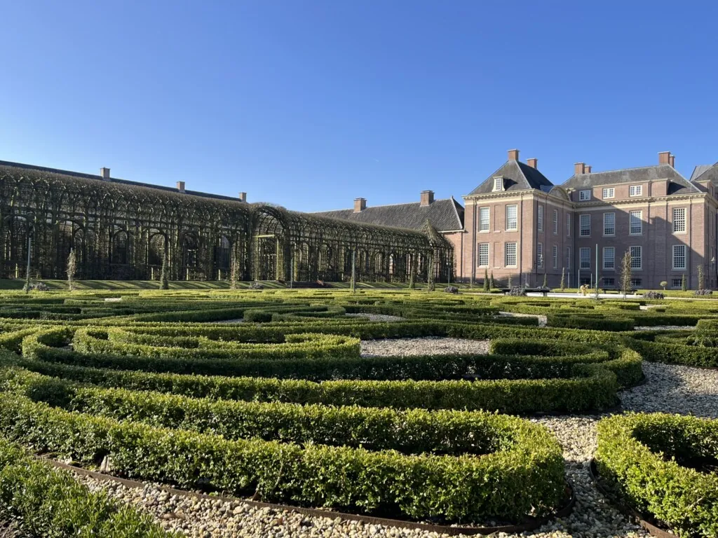 Kongens hage, Het Loo. med buksbomhekker i forkant