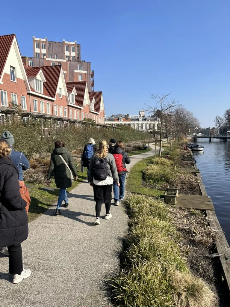 Studenter som går langs en elv